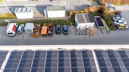 ... direkt an der Halle - 