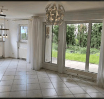 Hier erwartet Sie eine schöne, helle 2 12 Zimmerwohnung mit gr. Terrasse und Grünfläche. - Schwäbisch Gmünd Wustenriet