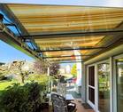 seitliche Terrasse mit Glasdach und Beschattung - 