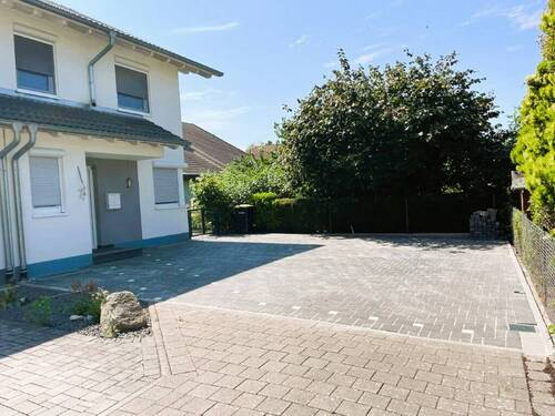 Hauseingang mit Stellplätzen - 7 Zimmer Doppelhaushälfte zum Kaufen in Bad Krozingen