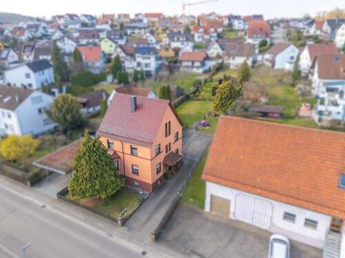 Drohnenaufnahme - 7 Zimmer Mehrfamilienhaus, Wohnhaus in Rechberghausen