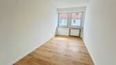 Helle Zimmer mit Holzboden - 