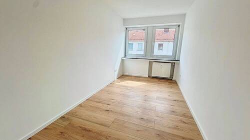 Helle Zimmer mit Holzboden - 