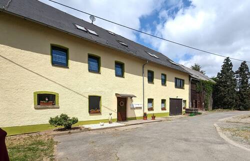 Wohnhaus Frontseite - 1 Zimmer Mehrfamilienhaus, Wohnhaus zum Kaufen in Weischlitz