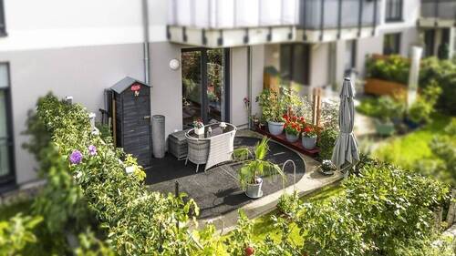 Blick auf die Terrasse - 'Komfort trifft Design: Moderne Wohnung mit Terrasse und hochwertiger Küche'