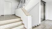 Hausflur mit Fahrstuhl - 
