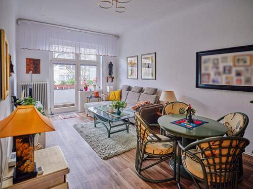Wohnzimmer - Mehrfamilienhaus, Wohnhaus in Berlin