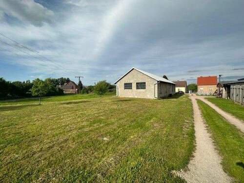 Außenansicht - +++ Großes Grundstück mit Gewerbehalle in Poserna +++