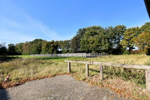 Blick zum Reitplatz - 6 Zimmer Mehrfamilienhaus, Wohnhaus in Eggstedt
