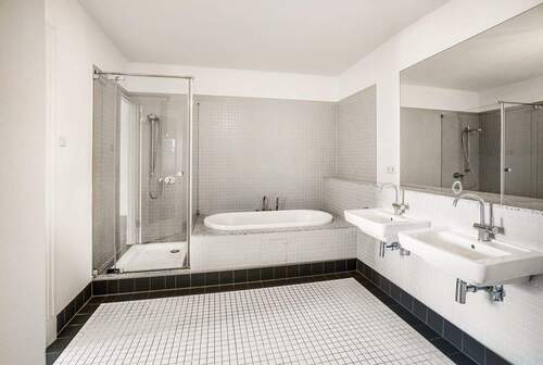 Vollbad mit Badewanne mit Dusche - 