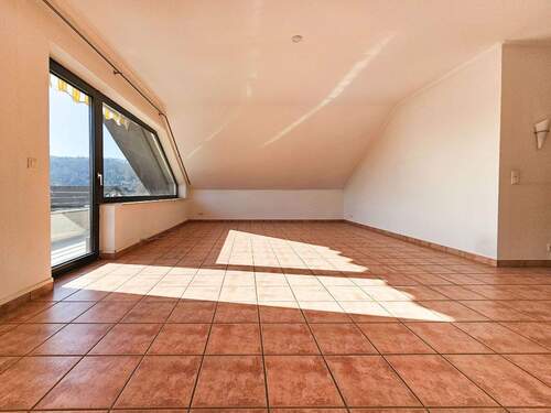 Wohn- und Esszimmer mit Zugang zum Balkon - 2 Zimmer Etagenwohnung zum Kaufen in Unkel