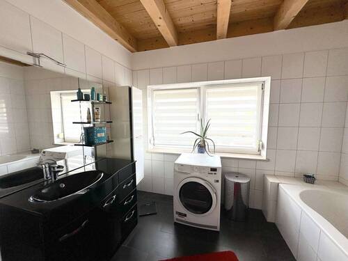 OG Bad mit Wanne und Dusche - 