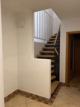 Flur mit Treppenaufgang OG - 