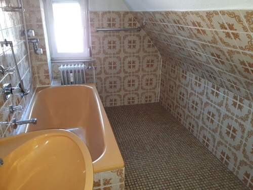 Bad DG.jpg - 8 Zimmer Mehrfamilienhaus, Wohnhaus zum Kaufen in Stuttgart