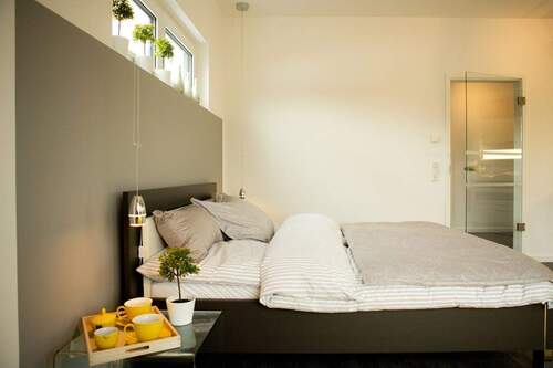 Moderne, helle Schlafzimmeroase - 