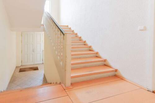 Treppenhaus - Etagenwohnung mit 74,80 m&sup2; in Dresden zur Miete