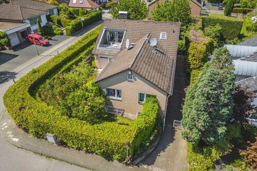 Drohnenaufnahme - Großzügiges Zweifamilienhaus in ruhiger Wohnlage