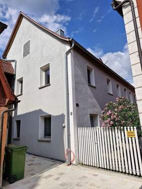 Vorderansicht - Wohnhaus (C) an der historischen Stadtmauer mit großem Garten & Stellplätzen