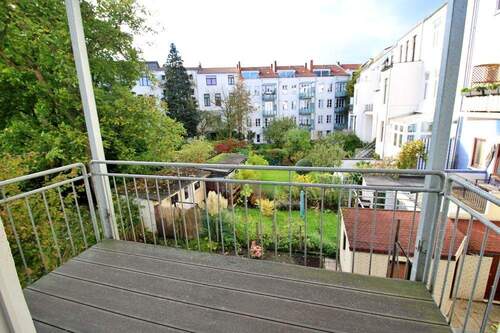 Blick in den Innenbereich vom Balkon - 