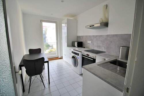 Küche mit Blick zum Balkon - 