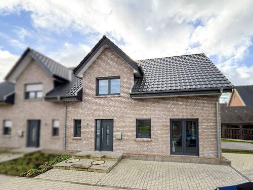 Bild 1 - Optimal konzipiert! - Vermietete Neubau-Doppelhaushälfte im Ortskern von Bevergern!