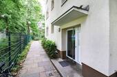 Hauseingang und Gehweg - 2 Zimmer Einfamilienhaus in Berlin
