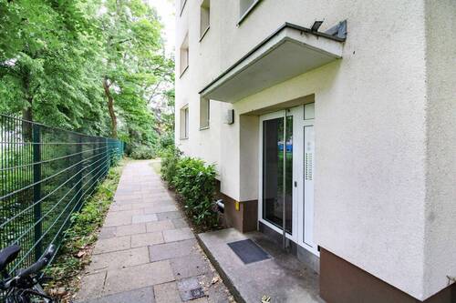 Hauseingang und Gehweg - 2 Zimmer Einfamilienhaus in Berlin