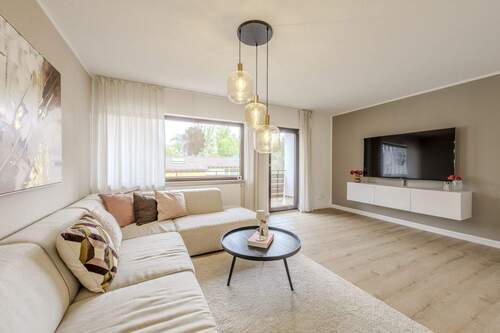 Wohnbereich mit anschließendem Balkon - 5 Zimmer Reihenendhaus in Steinheim an der Murr