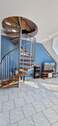 Wohnzimmer und Treppe - 