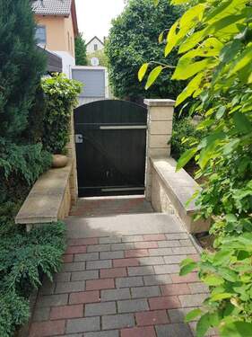 Eingang über Carport - Reihenendhaus mit 120,00 m&sup2; in Weinböhla zum Kaufen