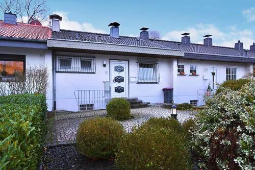 Frontansicht - Charmantes Split-Level-Reihenmittelhaus mit Garten & privatem Wellnessbereich