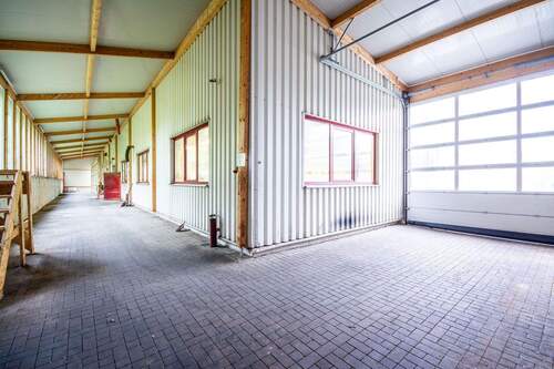 Überdachtes Außenlager mit Tor - 