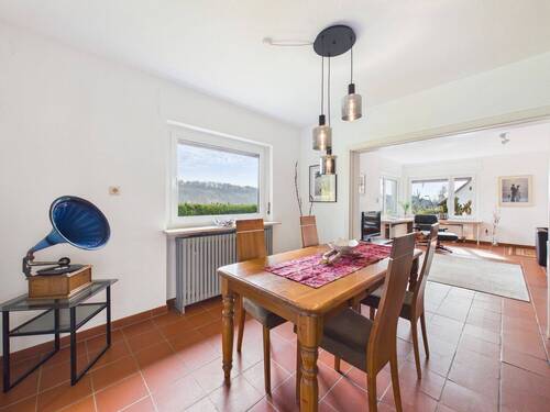 Freundliches Esszimmer - 5 Zimmer Einfamilienhaus in Wiesbaden