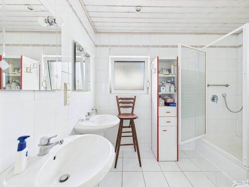 Großes Tageslichtbad EG - Einfamilienhaus mit 167,00 m&sup2; in Wiesbaden zum Kaufen