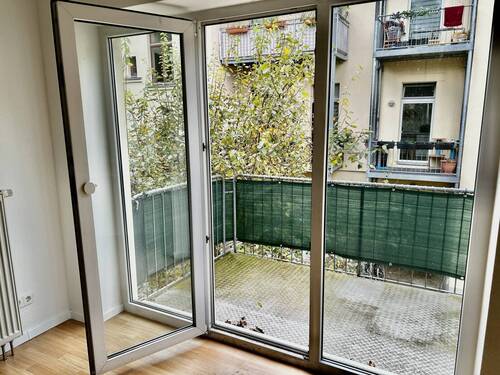 Wohnzimmmer mit Zugang Balkon - 