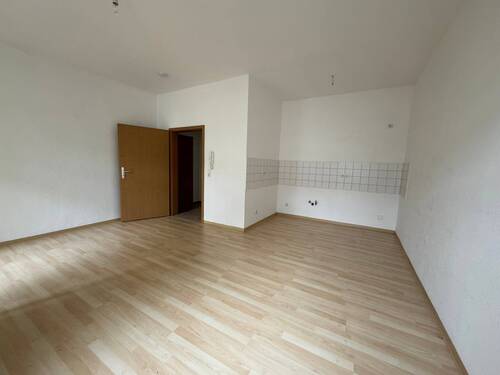 Wohnbereich mit offener Küche - 2 Zimmer Etagenwohnung zur Miete in Chemnitz