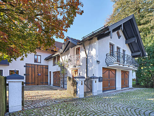 Garagen und Einfahrtsbereich - 