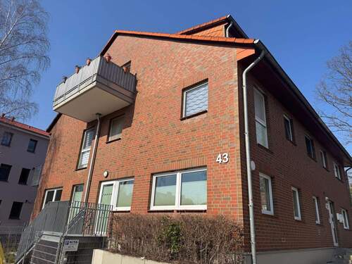 Ansicht von der Straße - Schönes Mehrfamilienhaus mit städtischer Kindertagesstätte und vier Wohnungen in Hannover -Wettbergen