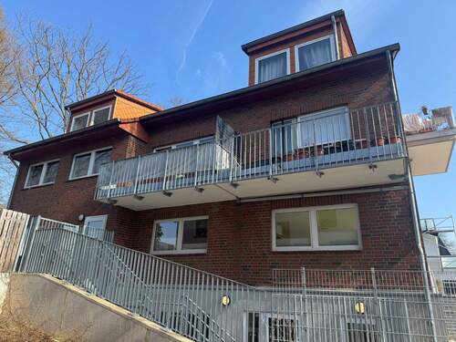 Ansicht mit Balkonen und Wegen zum Spielplatz - 