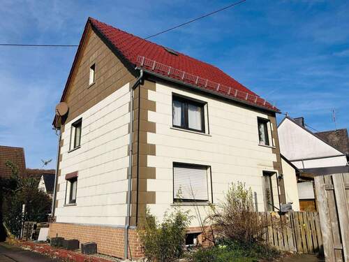 Front - Zwangsversteigerung im April ++ Einfamilienhaus ++ Provisionsfrei für Käufer!! In 56459 Guckheim