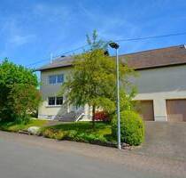 Ruhig gelegenes Einfamilienhaus mit Terrasse, Garagen und Garten in Hinterweiler