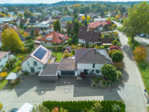 Hausansicht - Modernes Einfamilienhaus mit Photovoltaik, Wärmepumpe & großem Garten in Regglisweiler