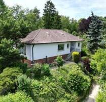 Winkel-Bungalow mit Einliegerwohnung in Bestlage mit 3 Garagen auf 1303 m² Grund - Coburg