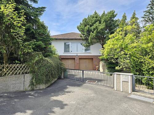 Straßenansicht mit Doppelgarage im Haus - 6 Zimmer Bungalow in Coburg