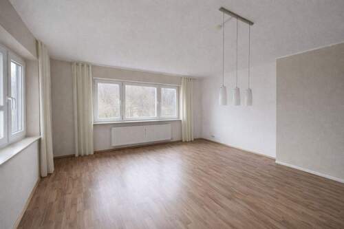 Wohnzimmer leer - 2 Zimmer Etagenwohnung in Eppstein