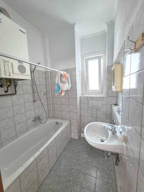 Bad mit Wanne WE003 - 