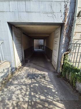 Durchfahrt zu den Stellplätzen - 5 Zimmer Mehrfamilienhaus, Wohnhaus in Pforzheim