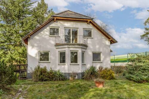 Vorderansicht - Rechtes Haus - Vielseitig nutzbar: 2 EFHs, parkähnlichem Garten und Baugrundstück