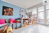 Wohnzimmer - Köln-Bayenthal: Gemütliche 2-Zimmer-Wohnung mit Tiefgaragenstellplatz und Balkon