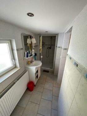 Bad mit Dusche - 